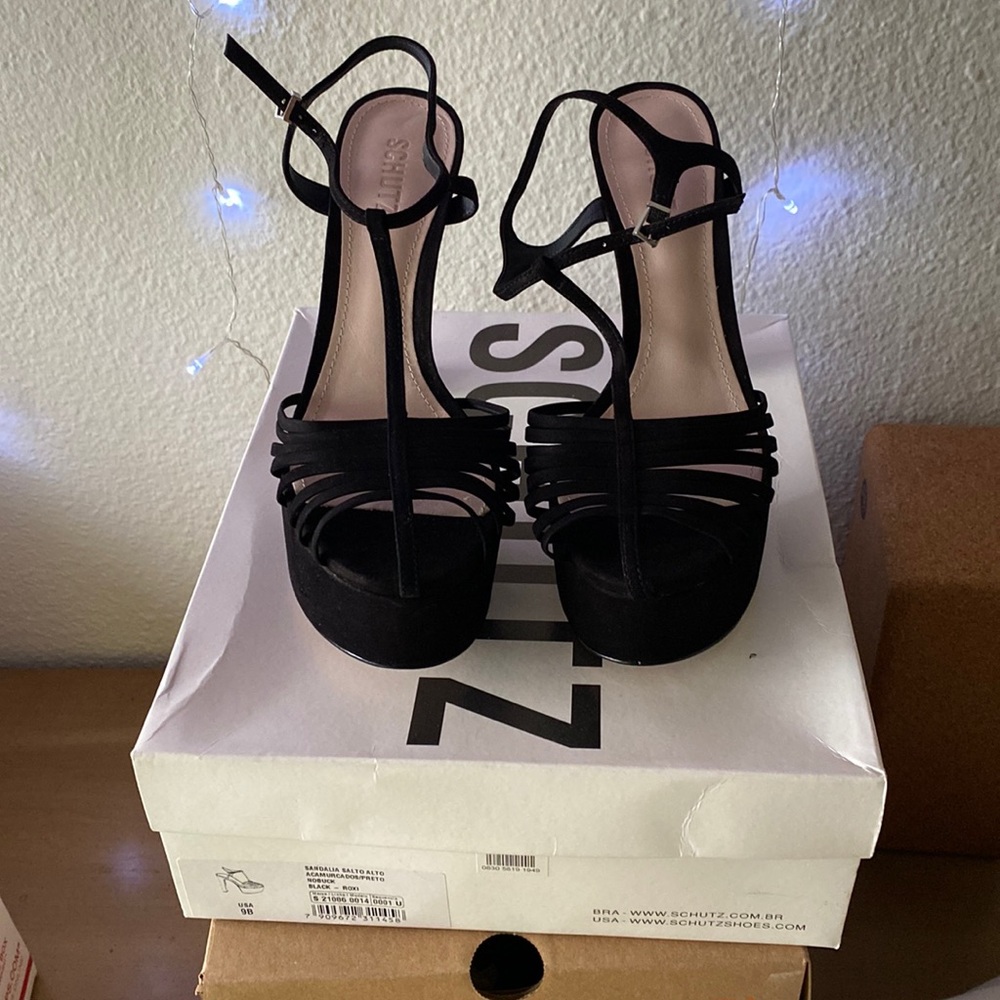 SCHUTZ - Roxi Sandalia Salto Alto Black